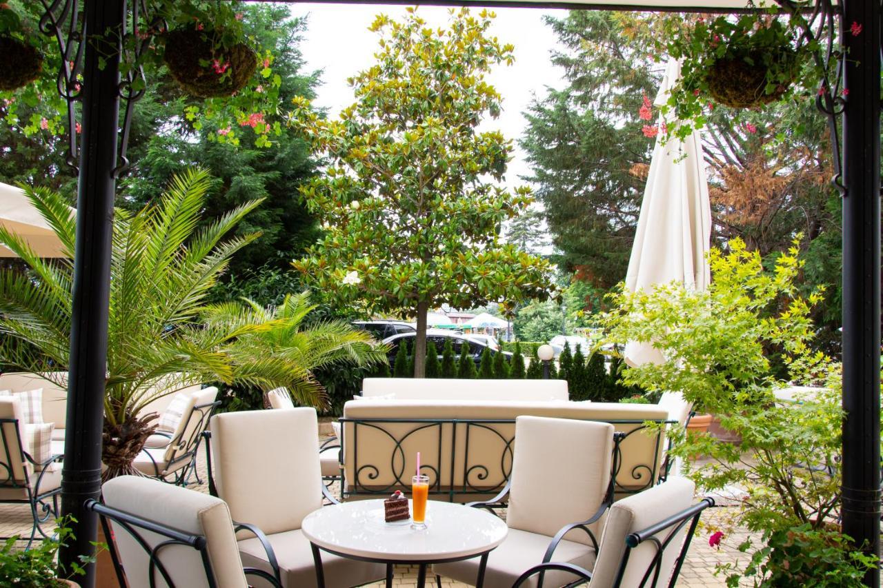 Admiral Hotel Sables d'or Extérieur photo The hotel's garden