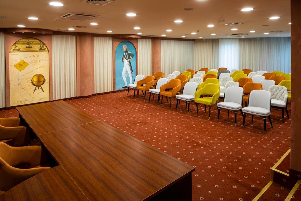 Admiral Hotel Sables d'or Extérieur photo The interior of the club