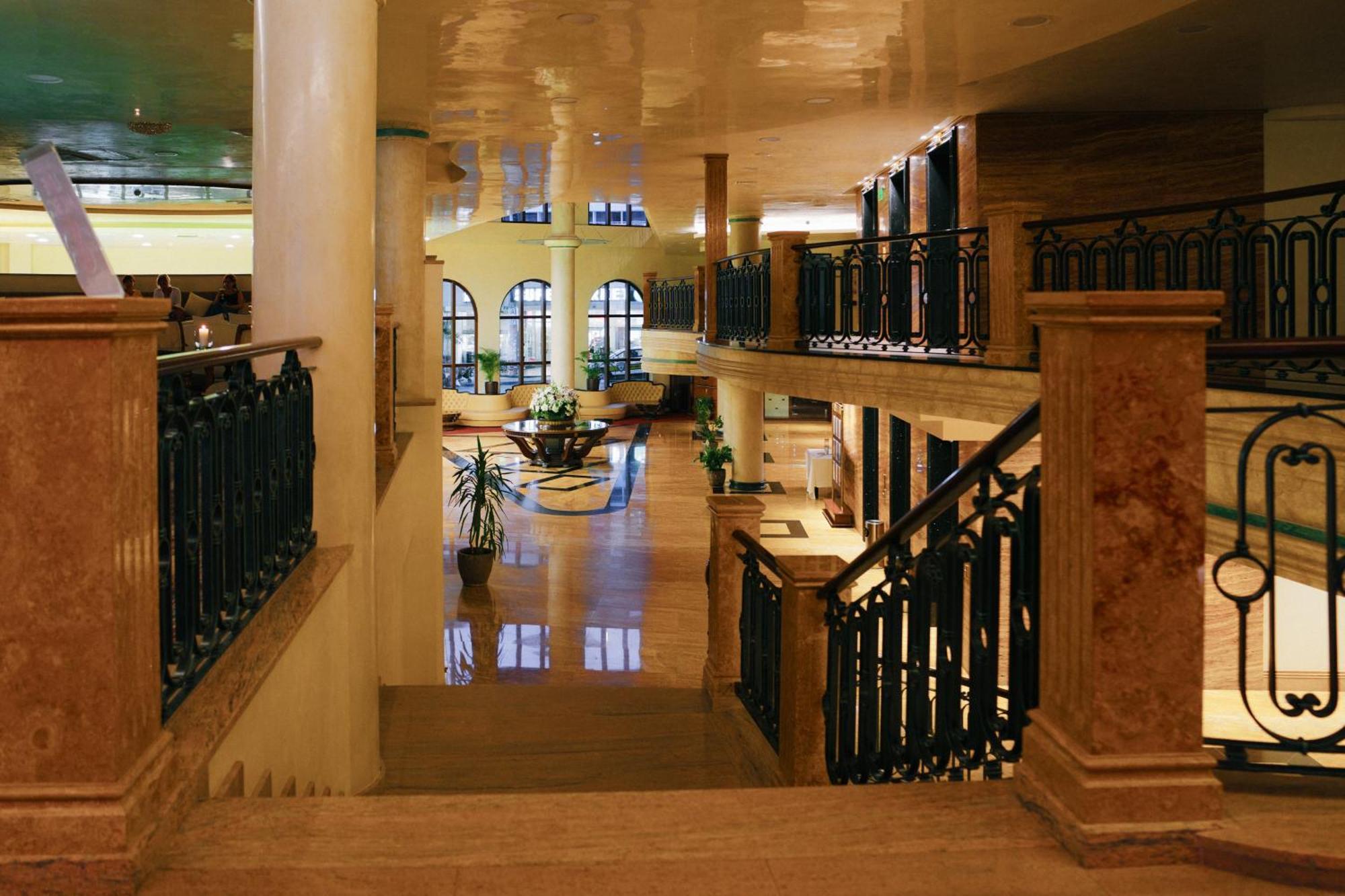 Admiral Hotel Sables d'or Extérieur photo The lobby of the hotel