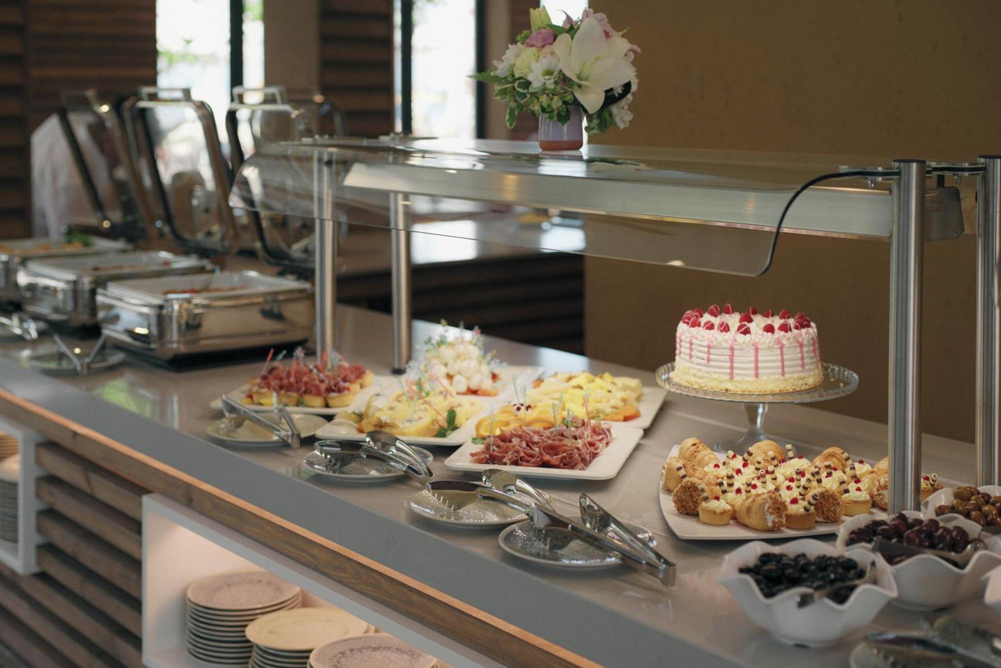 Admiral Hotel Sables d'or Extérieur photo A dessert buffet