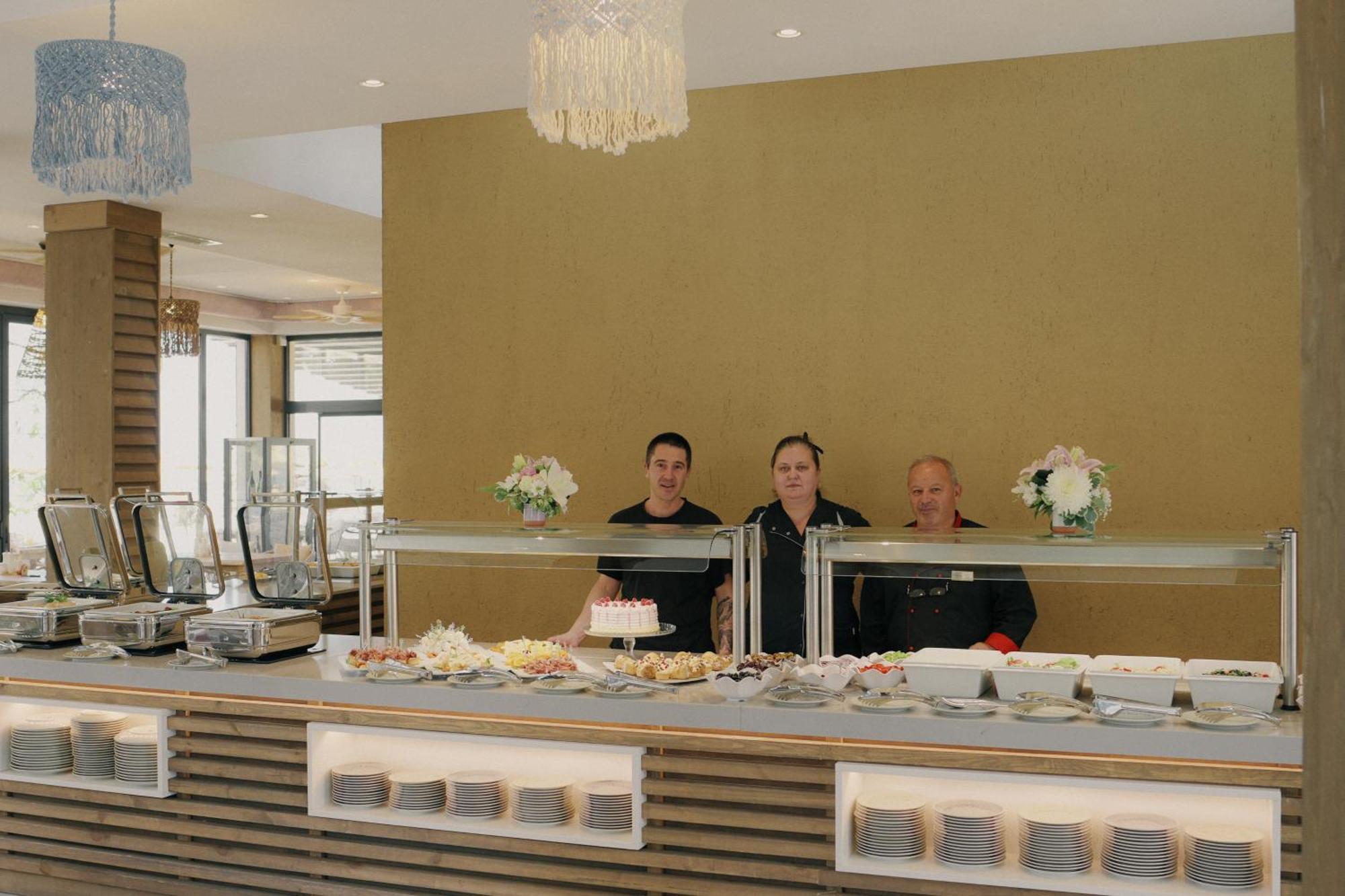 Admiral Hotel Sables d'or Extérieur photo A buffet at a hotel