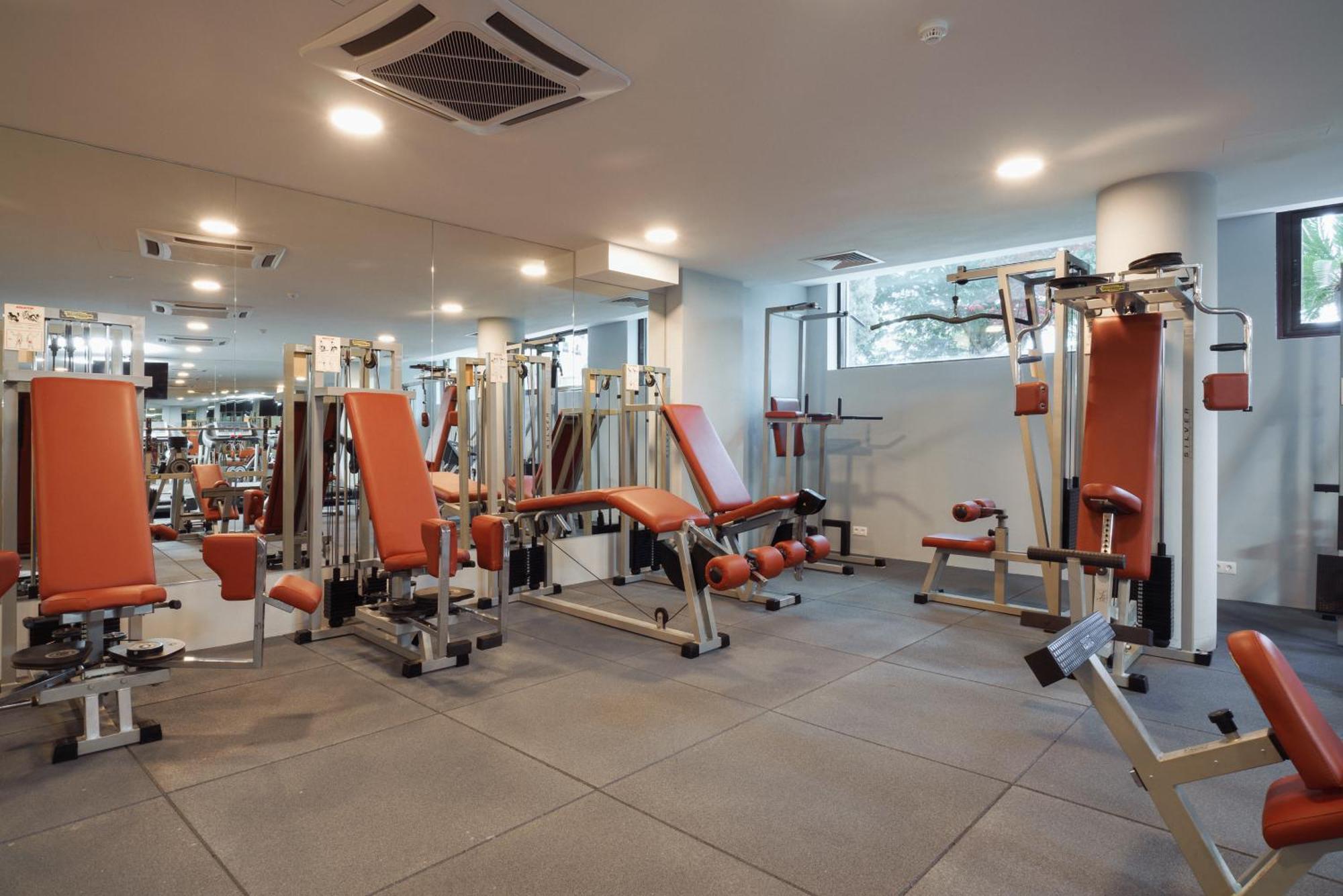 Admiral Hotel Sables d'or Extérieur photo The gym at the London Scottish Club