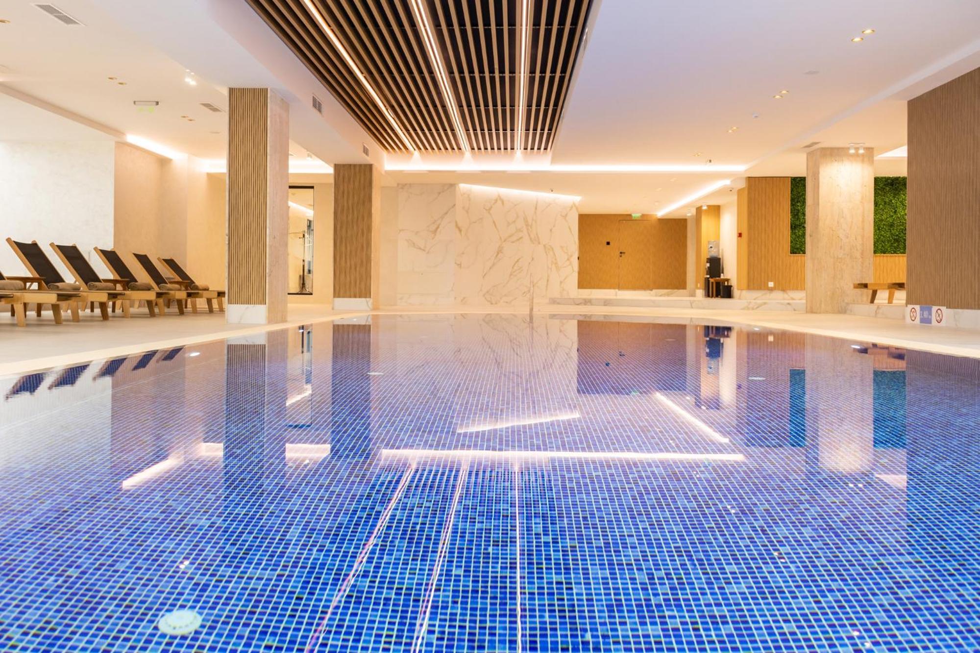 Admiral Hotel Sables d'or Extérieur photo The swimming pool at The Landmark